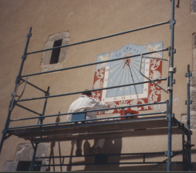 L'artiste, au travail, sur le cadran solaire de Vacheresse.